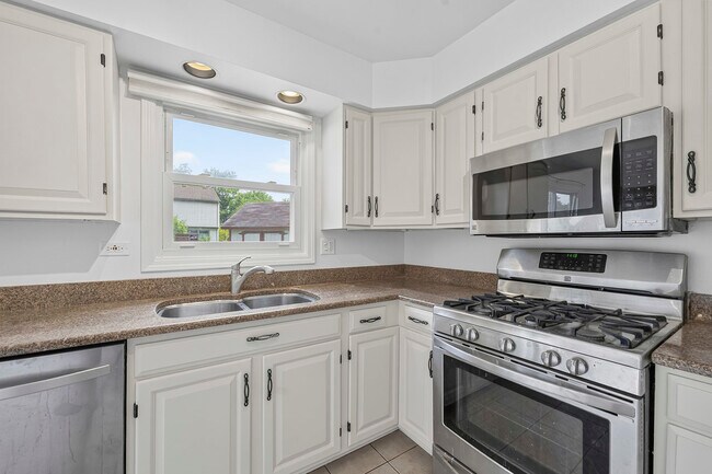 Building Photo - 2158 Countryside Cir