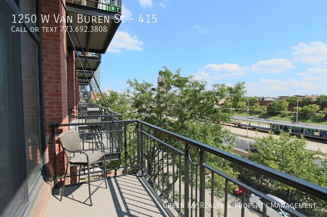 Building Photo - 1250 W Van Buren St