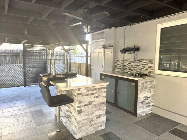 Building Photo - 731 E 19th St