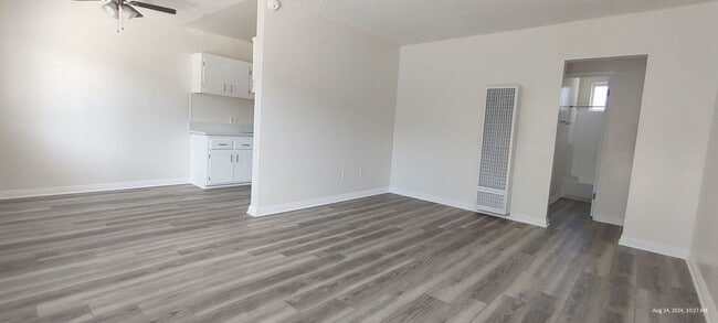 Interior Photo - 14800 Chadron Ave