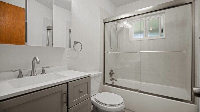 Building Photo - Charming 2 bedroom 1 bath!