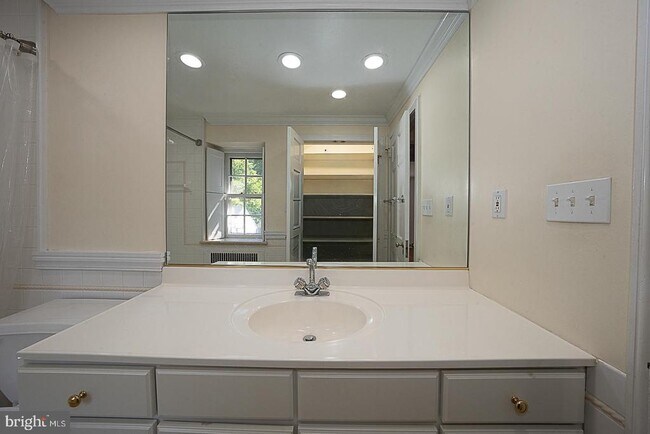 Building Photo - 714 Greythorne Rd