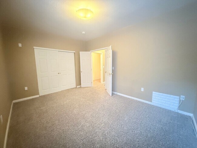 Building Photo - $O DEPOSIT OPTION. SPACIOUS 3-BEDROOM TOWNHOUSE IN KENSINGTON TOWNHOMES