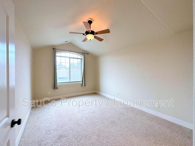 Building Photo - 727 NE 65th Ct