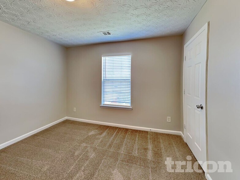 Building Photo - 305 Sarasota Ln