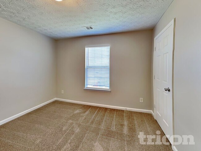 Building Photo - 305 Sarasota Ln