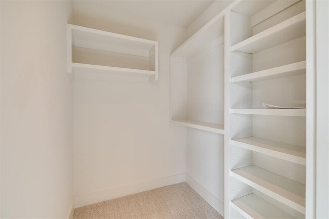 Building Photo - 1303 N Dewey Ave