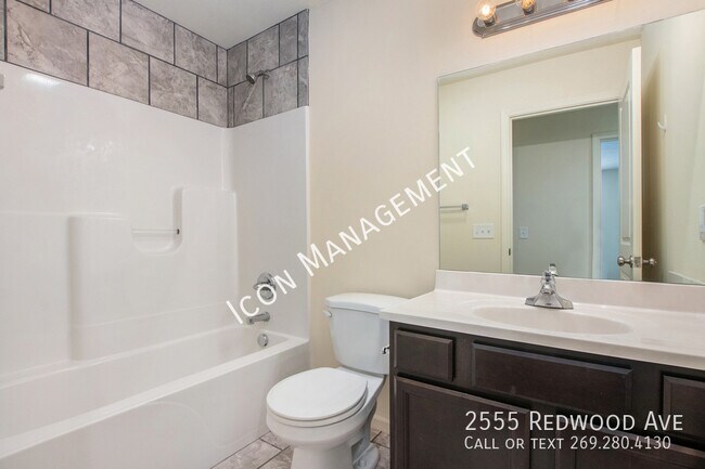 Building Photo - 2555 Redwood Ave