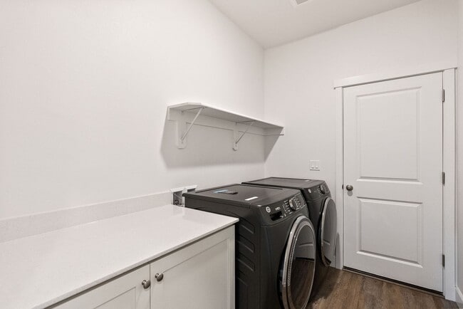 Building Photo - 4 bedroom home in desirable neighborhood