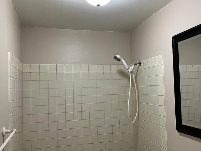 Building Photo - 552 Holly Dr