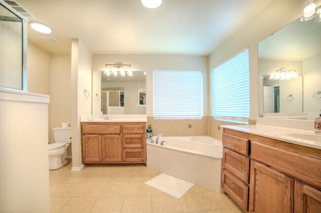 Building Photo - Beautiful 4-Bedroom Home with Spacious Bac...