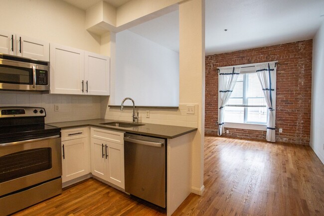 Building Photo - Incredible 1 bedroom Condo in Cap Hill