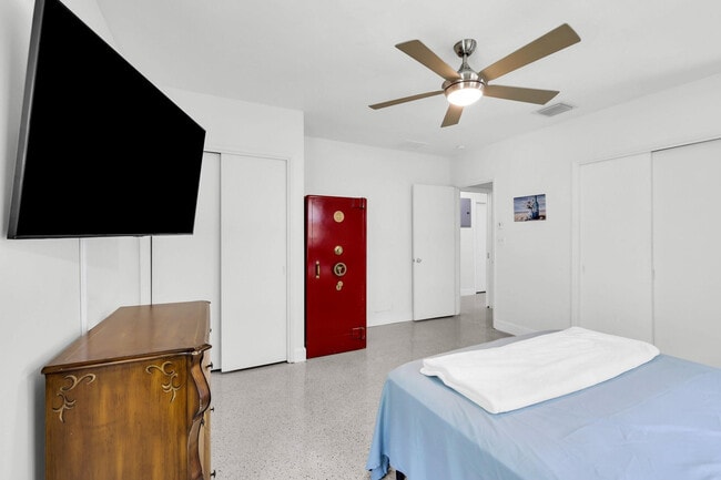 Building Photo - 505 N Ocean Blvd