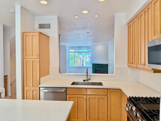 Building Photo - Beautiful 3BD/3.5BA Rowhome in Bankers Hil...