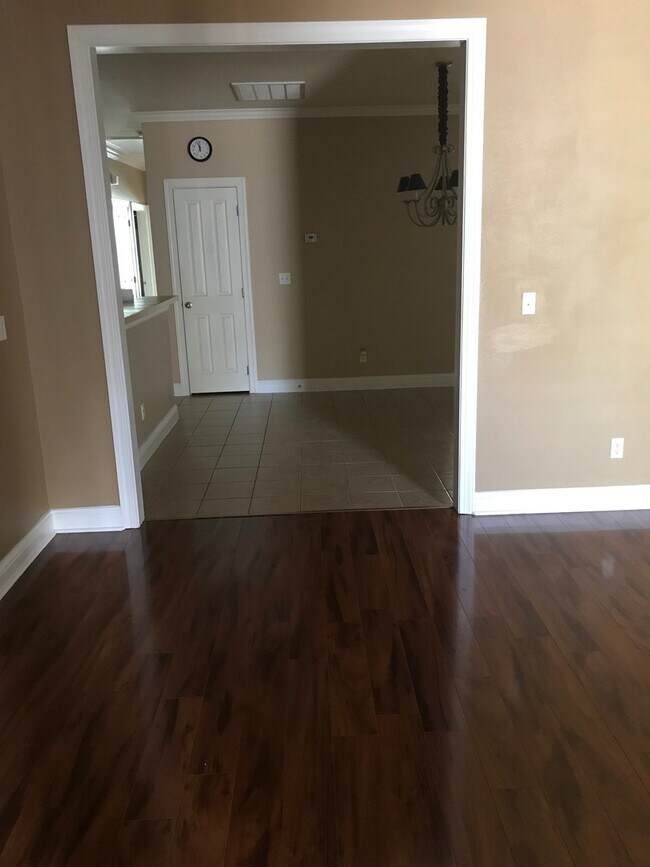 Building Photo - Summer Breeze