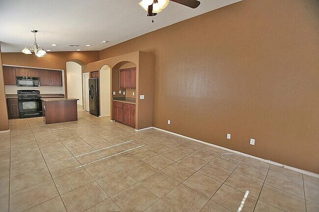 Building Photo - SPACIOUS 4-BEDROOM HOME IN PEORIA CUL-DE-SAC