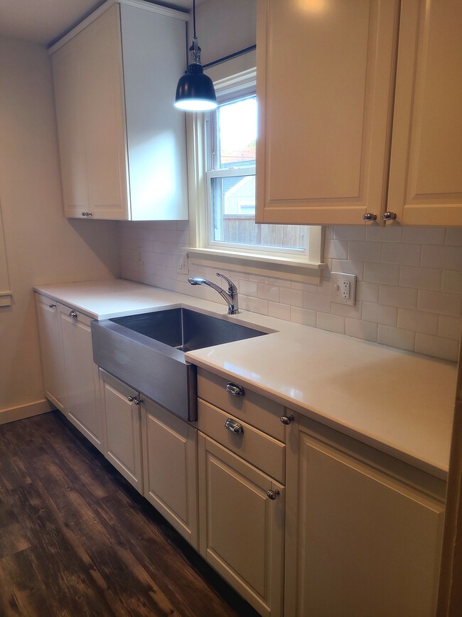 Building Photo - 8217 Belleview Ave