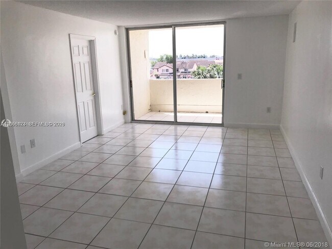 Building Photo - 10000 NW 80th Ct
