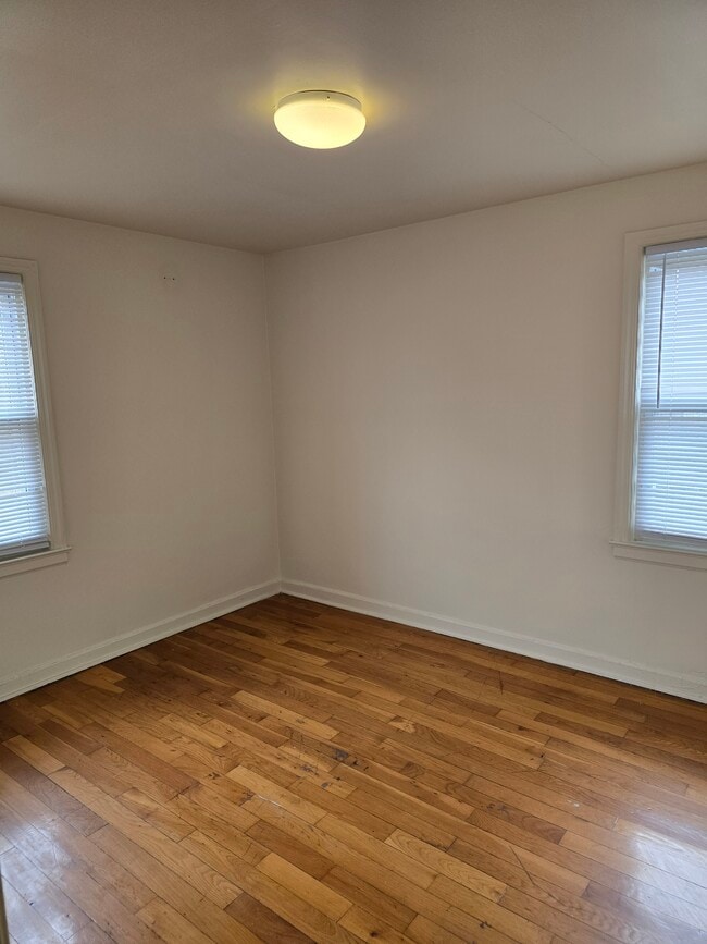 Building Photo - 404-410 East Bruce