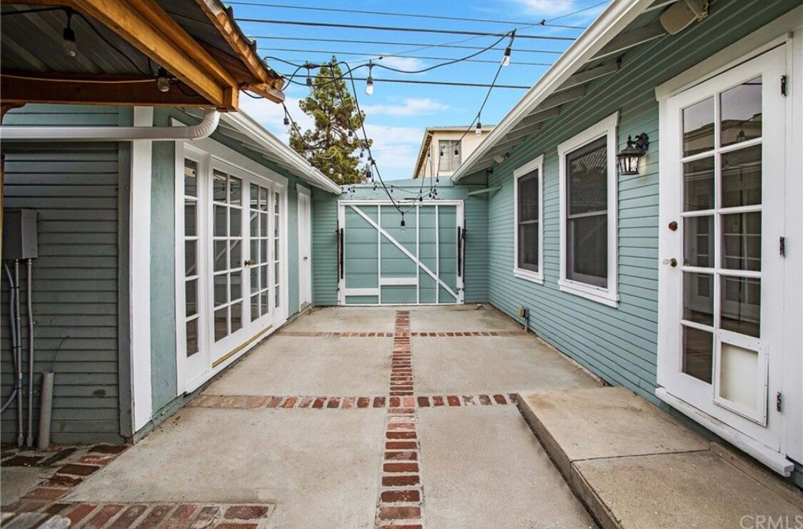 Building Photo - 2213 Arizona Ave