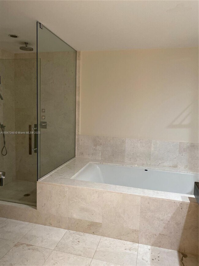 Building Photo - 17121 Collins Ave