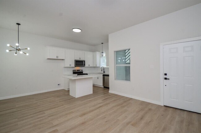 Primary Photo - 405 Clearwater St