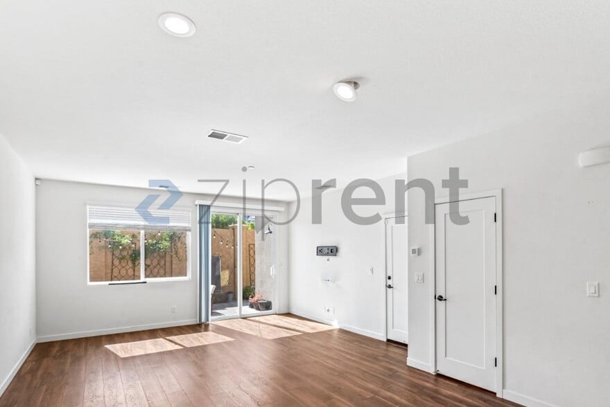 Building Photo - Unit