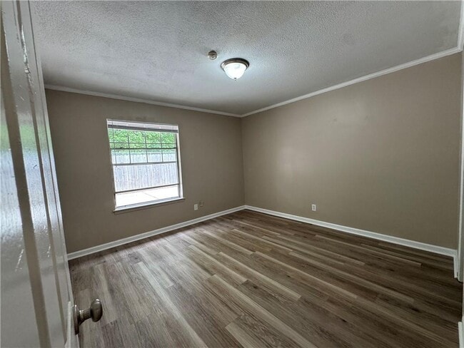 Building Photo - 1005 Navco Rd