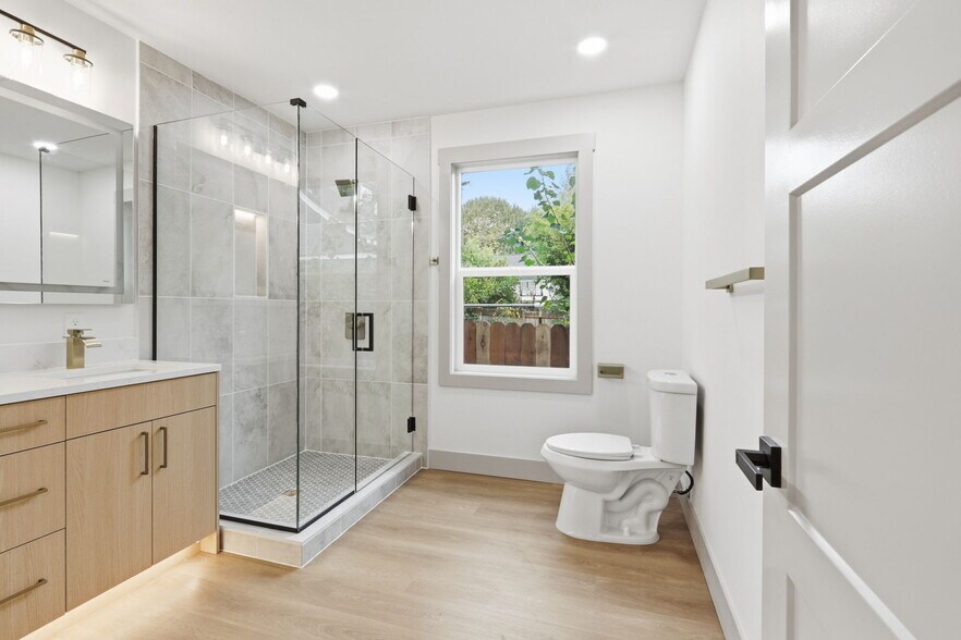 Building Photo - 437 NE Fargo St