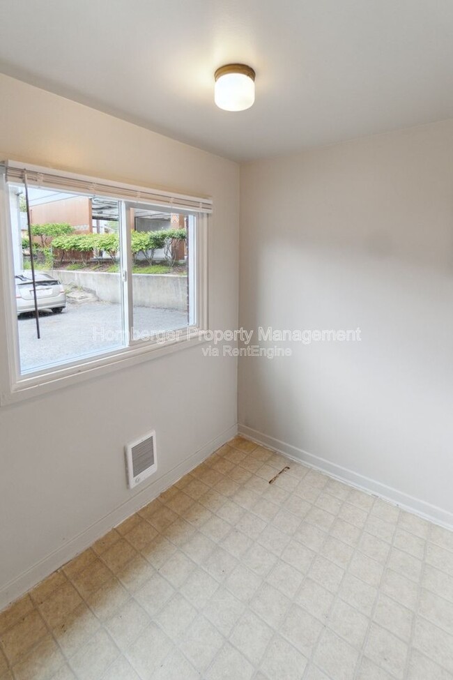 Building Photo - 724 W Maxwell Ave