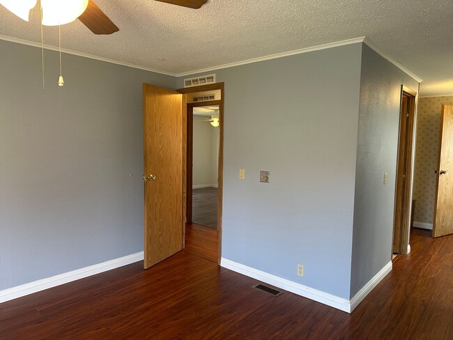 Building Photo - Peaceful Country Living on 2 Fenced Acres