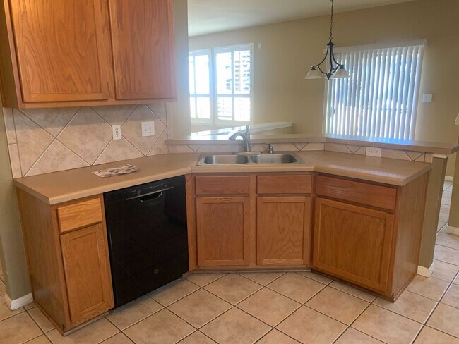 Building Photo - *MOVE IN SPECIAL* Gorgeous Four Bedroom home w/ Community POOL!!