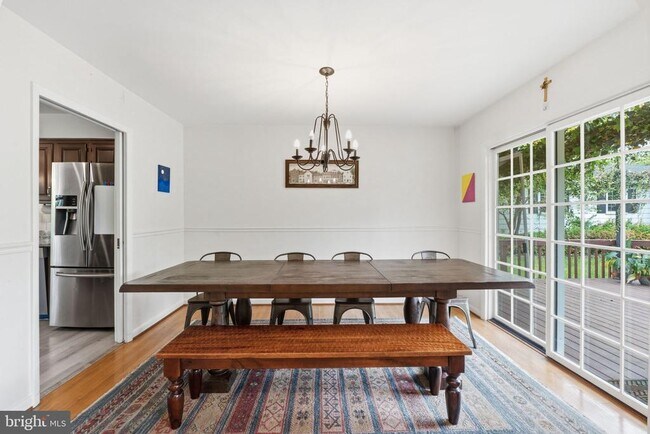 Building Photo - 9809 Sunset Dr