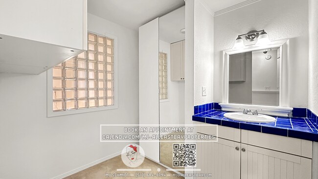Building Photo - Bright 1 bed/1 bath located in the heart of Rockridge includes water, garbage, 1 parking!