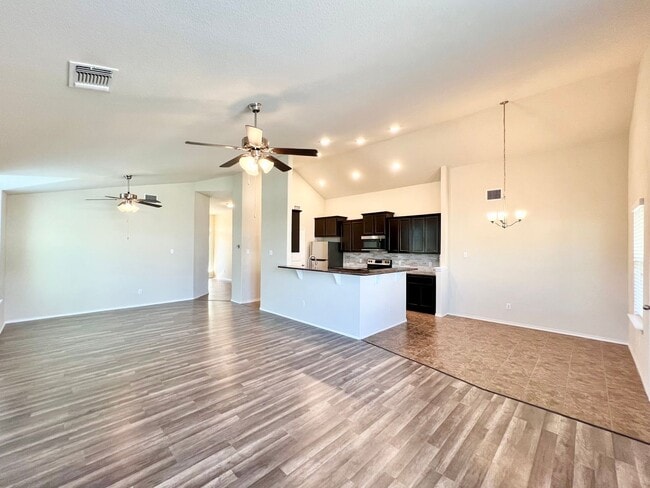 Building Photo - 3 Bed 2 Bath with an Office Space