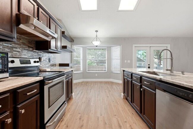 Building Photo - Wellington Place 3 Bedroom 2 Bath
