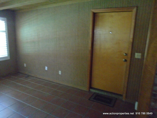 Building Photo - Central Roseville, Single Story Large Yard...