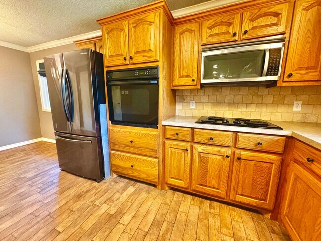 Building Photo - Pre-leasing for early July move in!