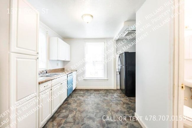 Building Photo - 1371 Ross St