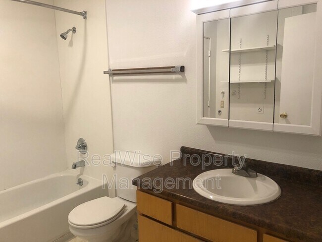 Building Photo - 536 Tulipan Way