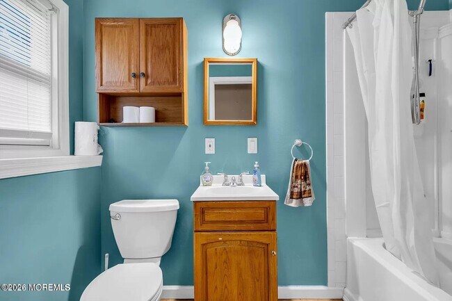 Building Photo - 518 River Dr