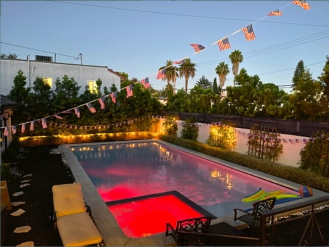 Building Photo - Larchmont Village Membership Community Shared Room