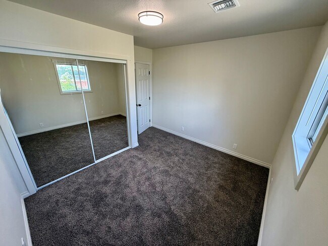 Building Photo - FULLY REMODELED 3 bedroom 1 bath Rental