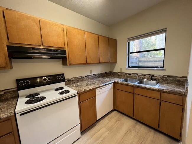 Building Photo - Townhouse for Rent
