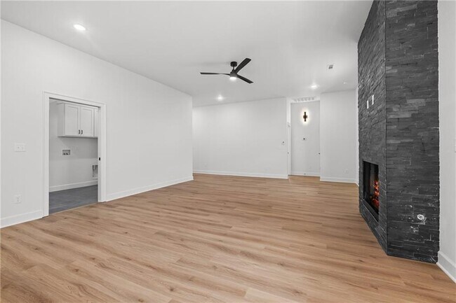 Building Photo - 490 Apollo Dr