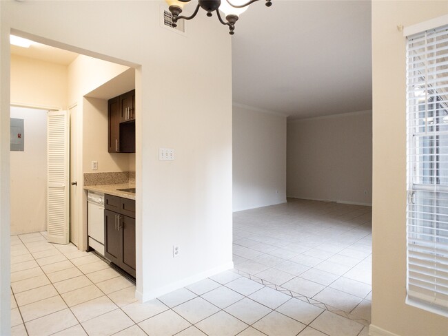 Building Photo - 6500 Harbor Town Dr
