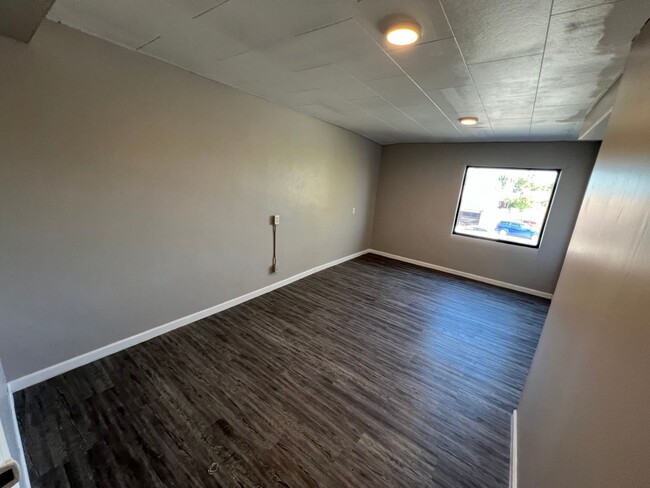 Building Photo - 2 Bedroom 1 Bath Private Apartment Above B...