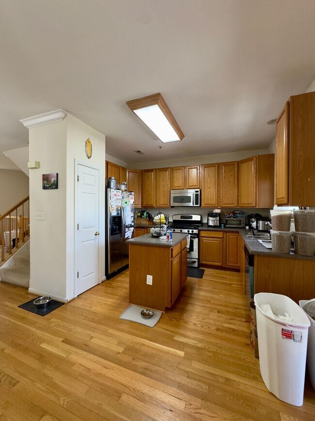 Building Photo - Modern 3-Bedroom Townhome with Stylish Fea...