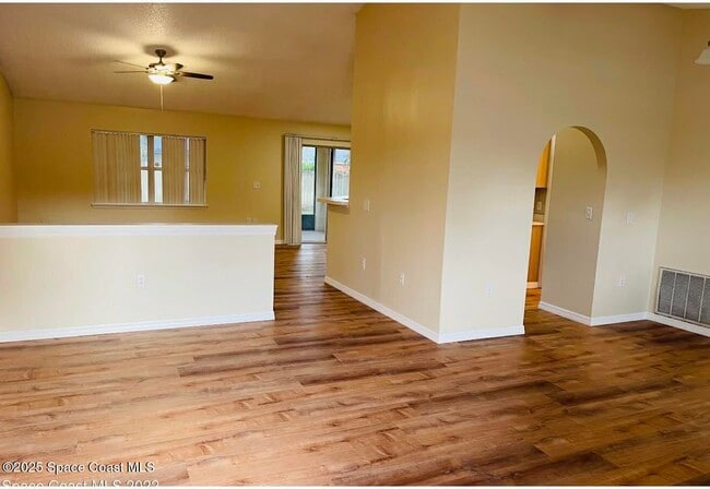 Building Photo - 2117 Buescher Hill St