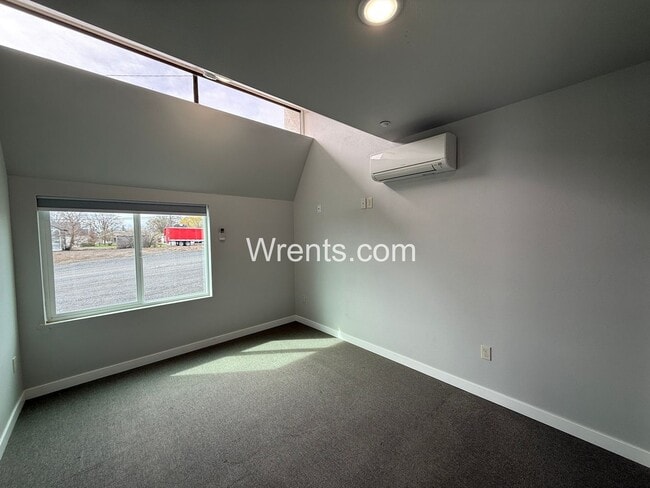Building Photo - Quiet Small town Apartment in Davenport